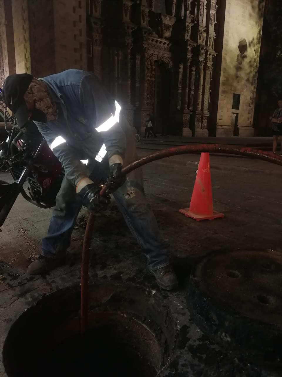 Interapas inicia programa de limpieza de drenajes en el Centro Histórico previo a Semana Santa.