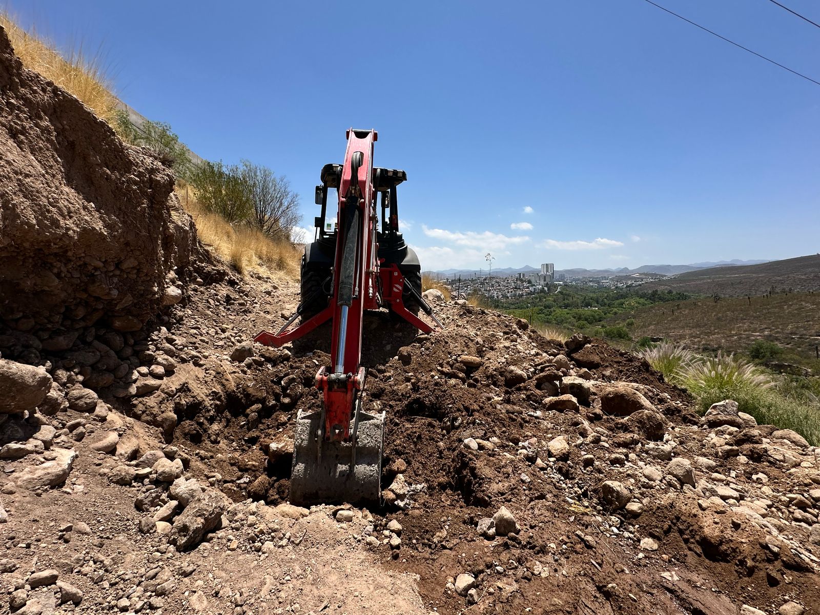 Combate Interapas fuga de agua de gran magnitud, al poniente de la ciudad.