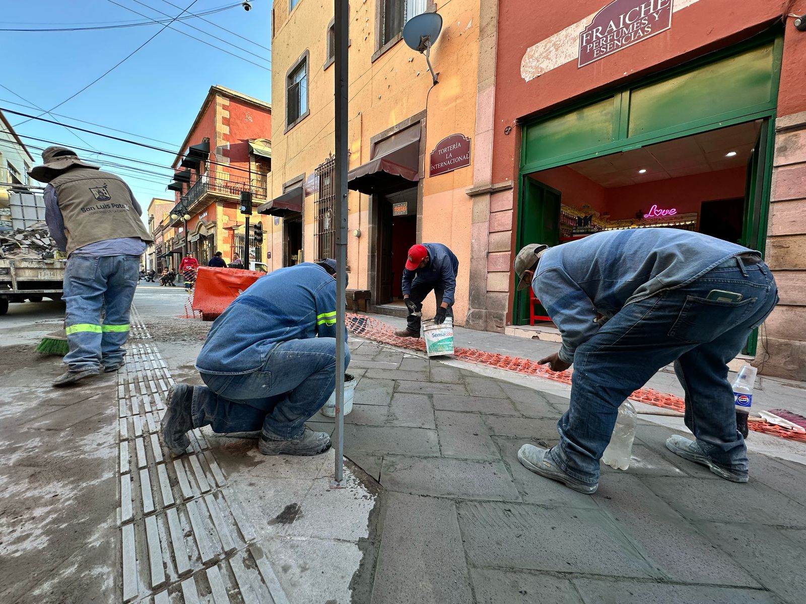 Interapas realiza mantenimiento en el Pasaje Zaragoza para prepararlo para Semana Santa