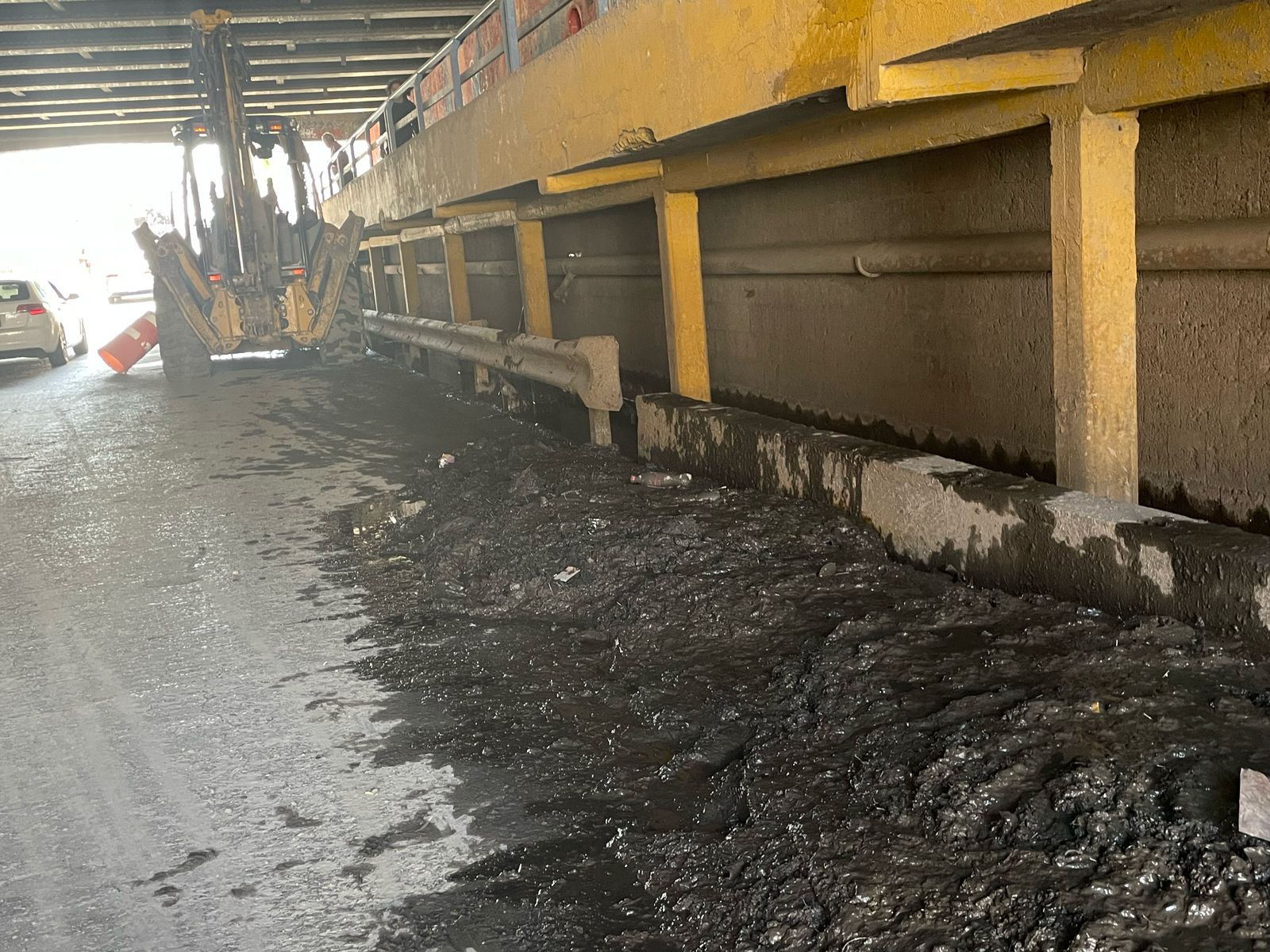 INTERAPAS retira 70 toneladas de basura y lodo del puente Manuel J. Othón