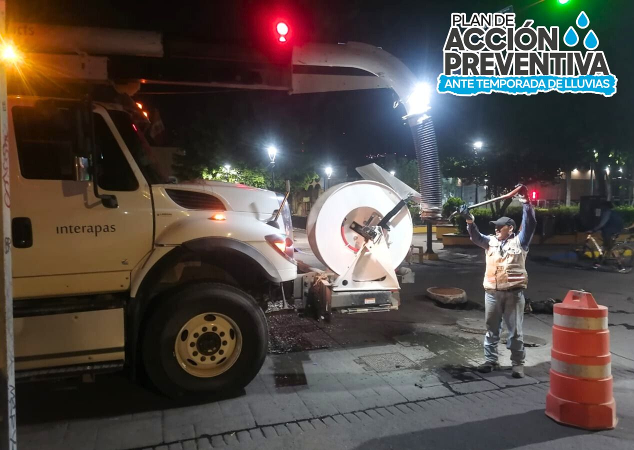Hasta 120 kilos de PET y otros desechos fueron extraídos de alcantarillas de la avenida Reforma