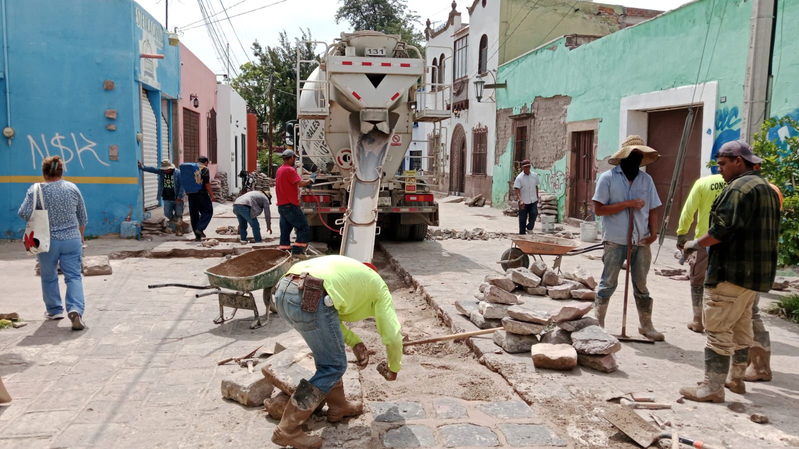 INTERAPAS rehabilita drenaje en San Sebastián, cuidando el entorno del tradicional barrio