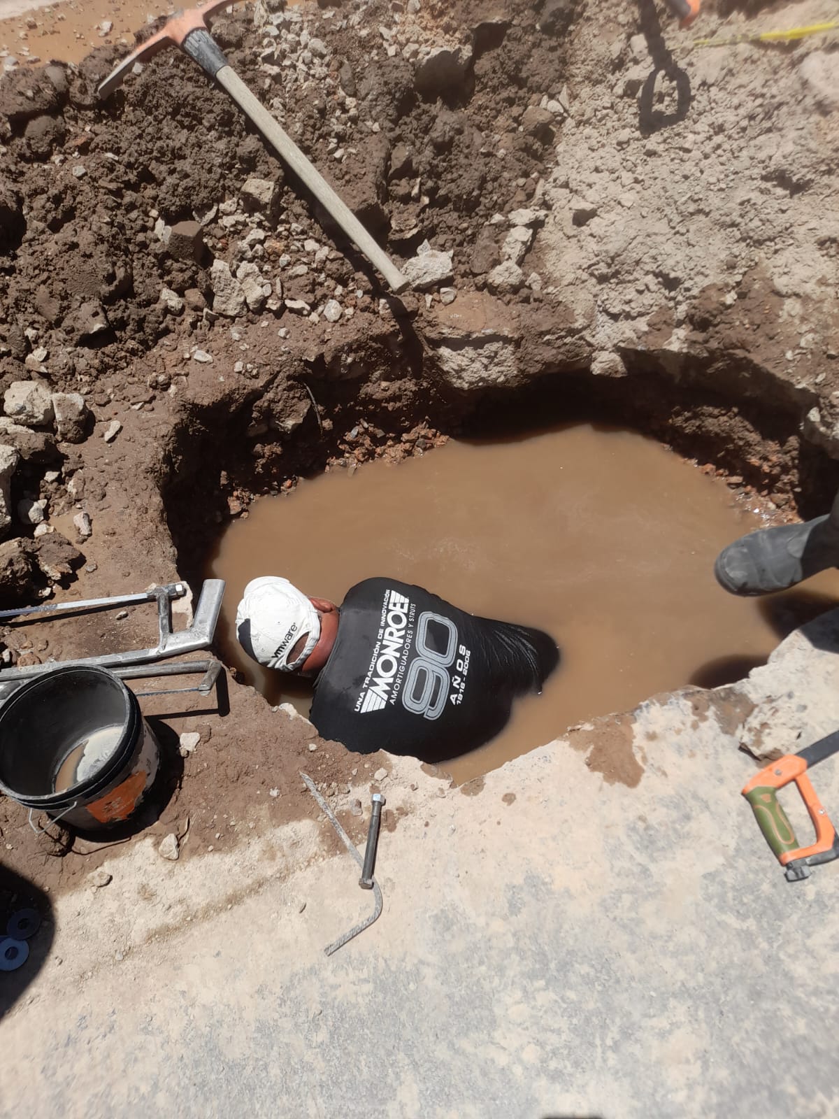 INTERAPAS sondea red de agua potable para localizar fugas en la colonia Providencia