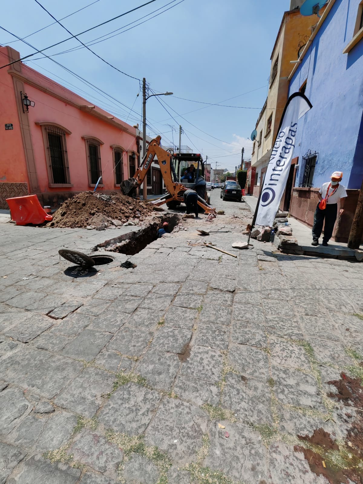Responde Interapas a vecinos de la colonia Hidalgo. Sustituye red de drenaje