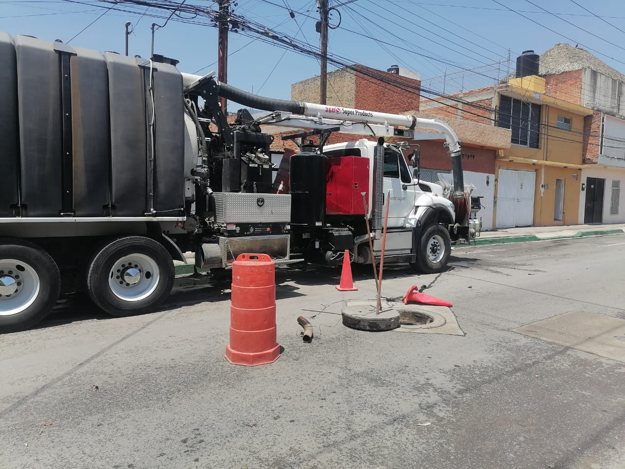 INTERAPAS destapa drenaje de avenida Kukulkán; se extrajeron trapos y basura