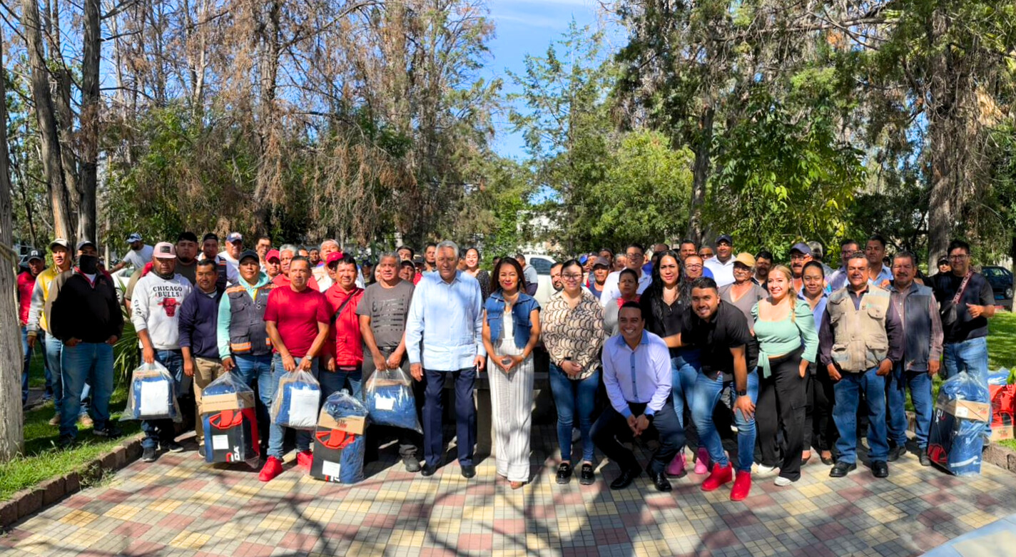 Director de Interapas entrega nuevos uniformes y equipo a personal de campo