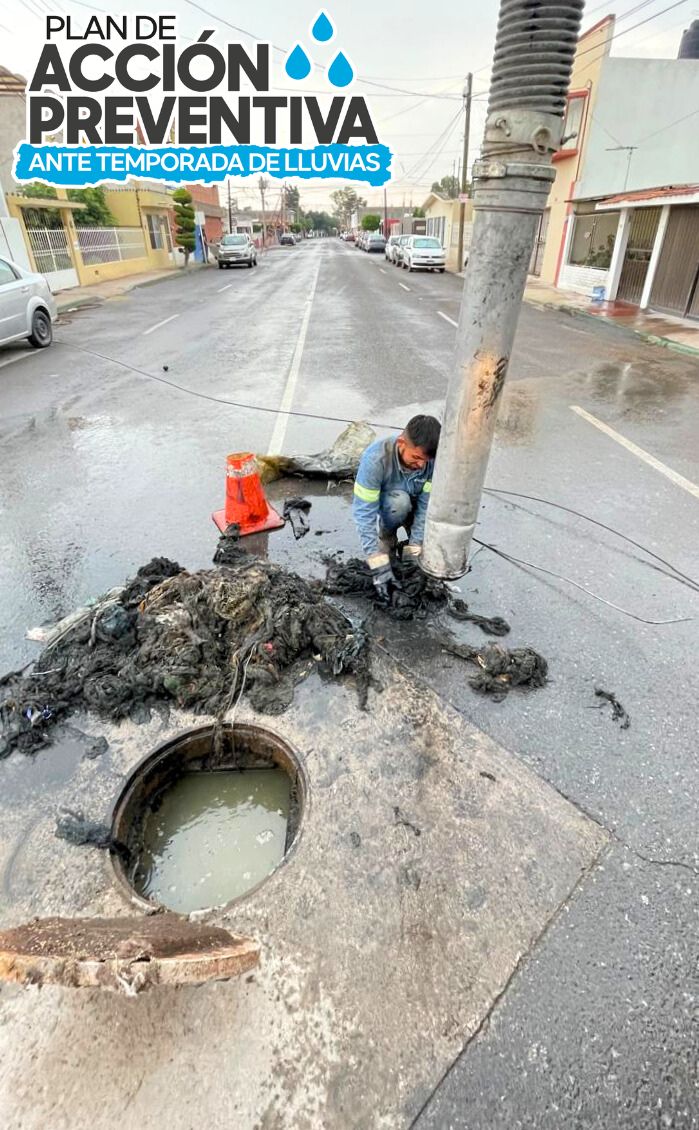 En la Industrial Aviación, Interapas extrae casi 400 kilos de basura de alcantarillas
