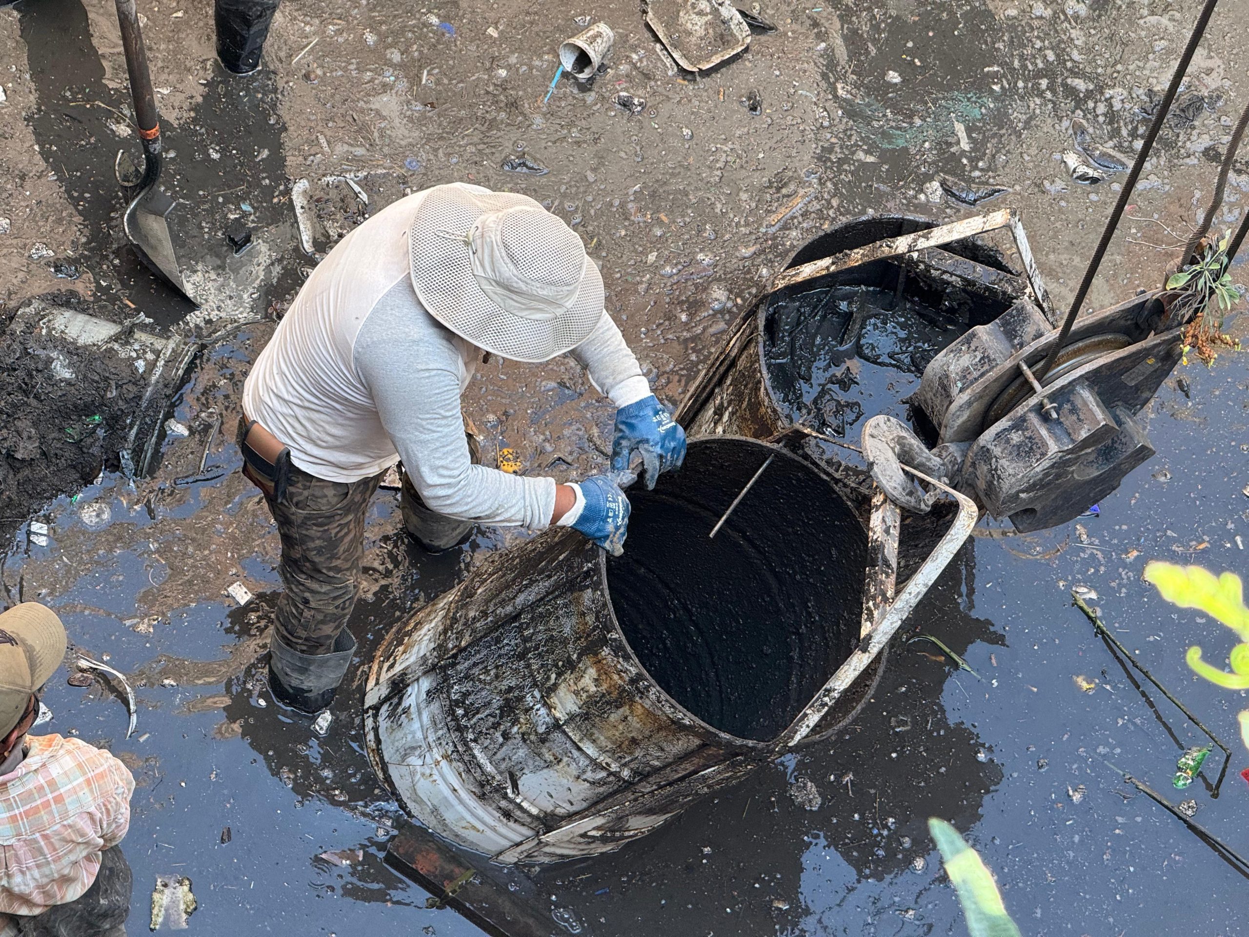 INTERAPAS realiza limpieza en Puente Pemex para evitar encharcamientos severos