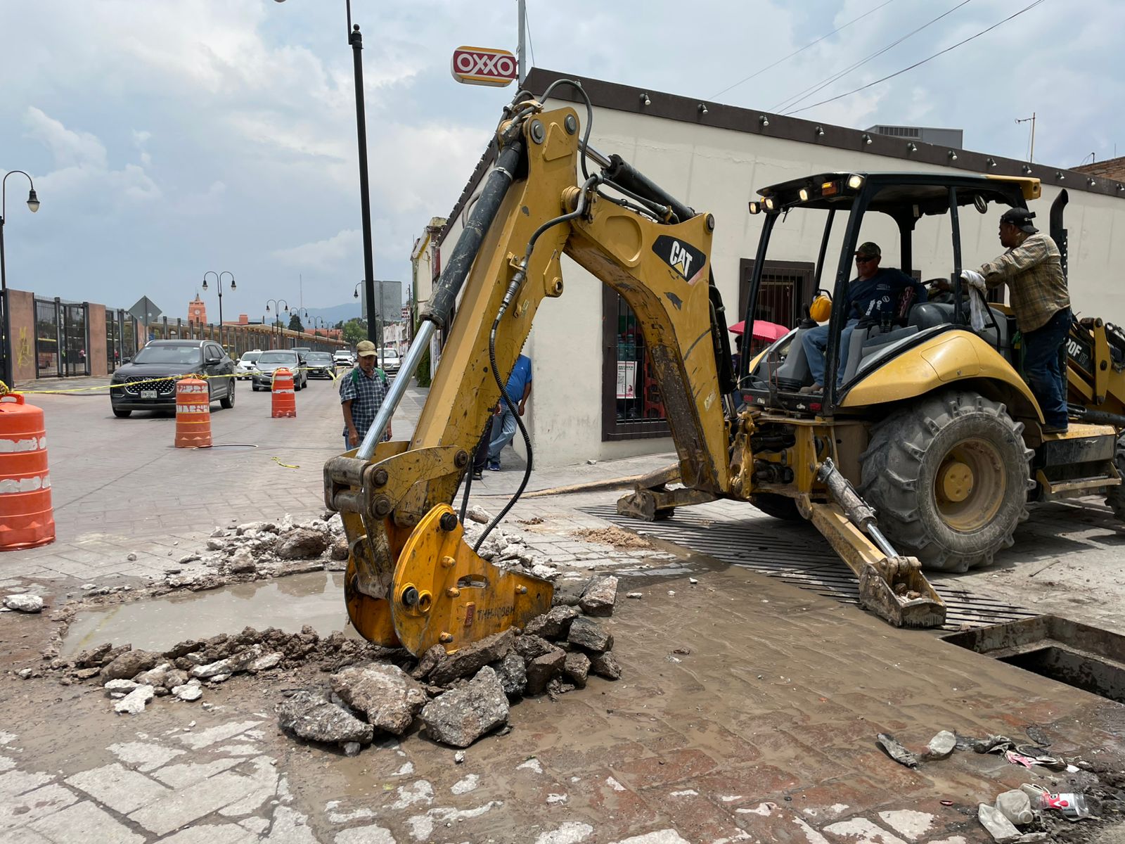 Interapas y UGCH atienden peticiones de desazolve de vecinos de calle Pípila en el Centro Histórico