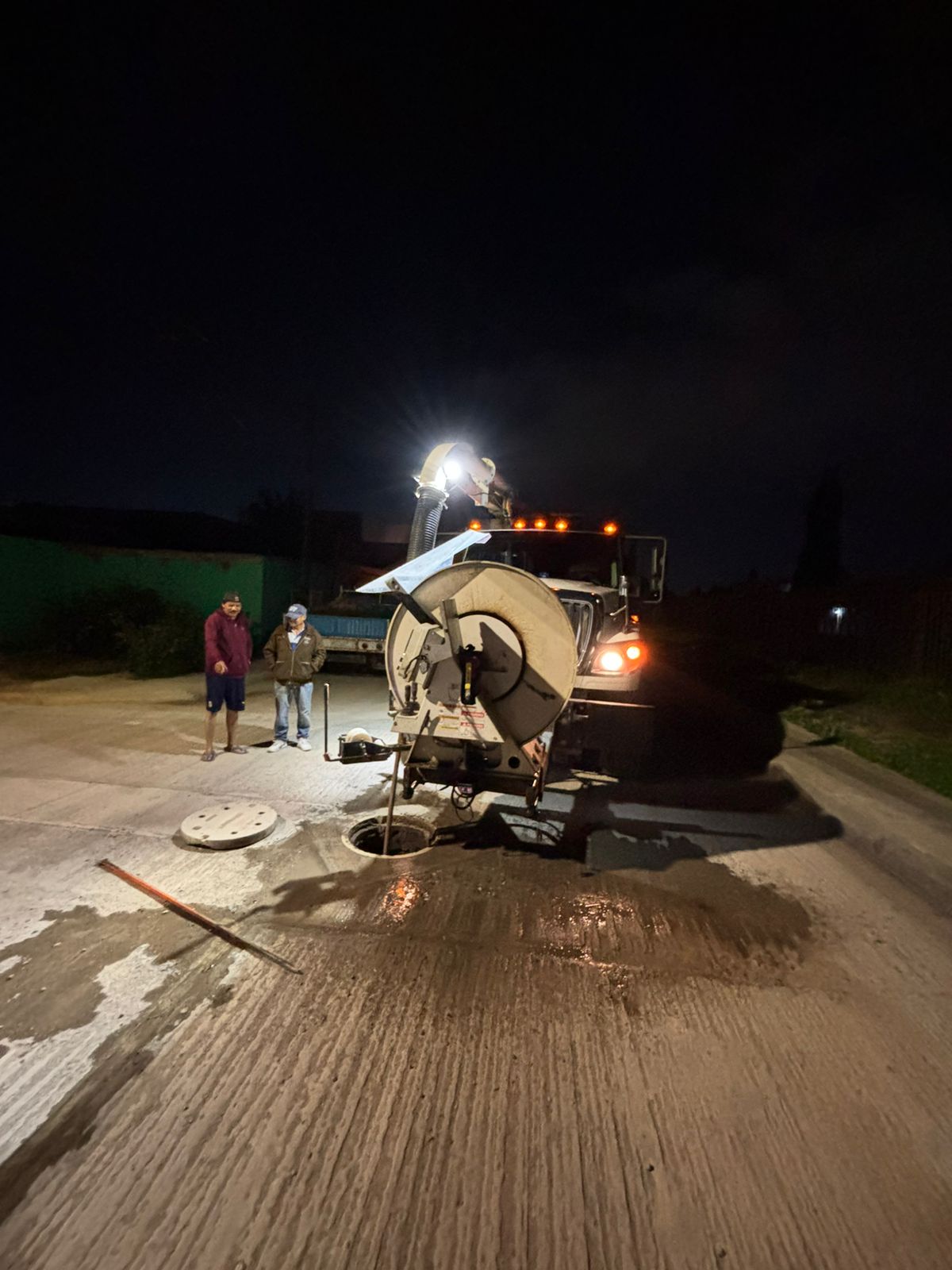 Interapas realiza desazolve nocturno en la Garita de Jalisco