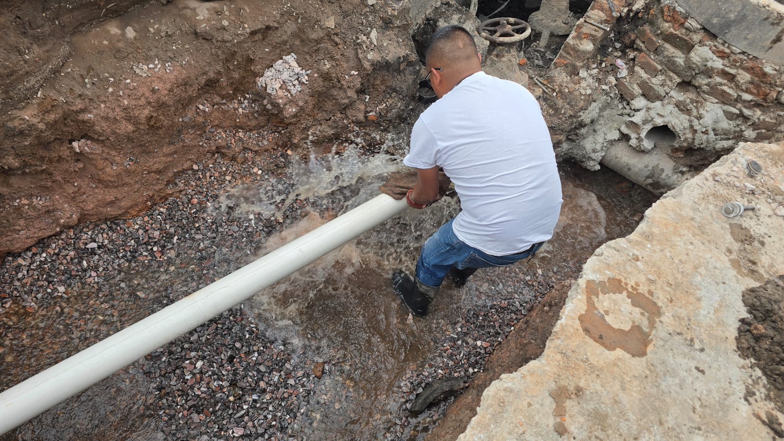 Obra de rehabilitación en Pedro Montoya incluye cambio de conexiones de agua