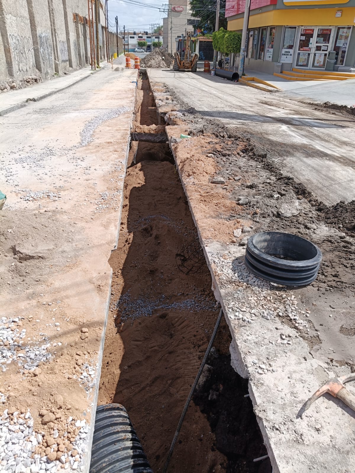 Interapas avanza en reparación sanitaria de calle 5 de Mayo; continúa cierre total