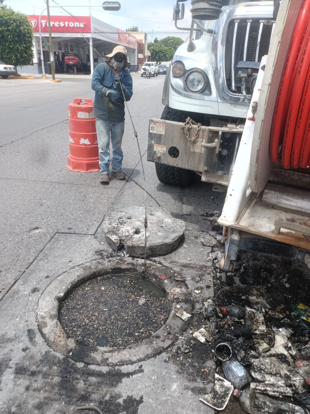 Basura provocó una fuga de drenaje en la calle Benigno Arriaga; se extrajeron 120 kilos de desechos