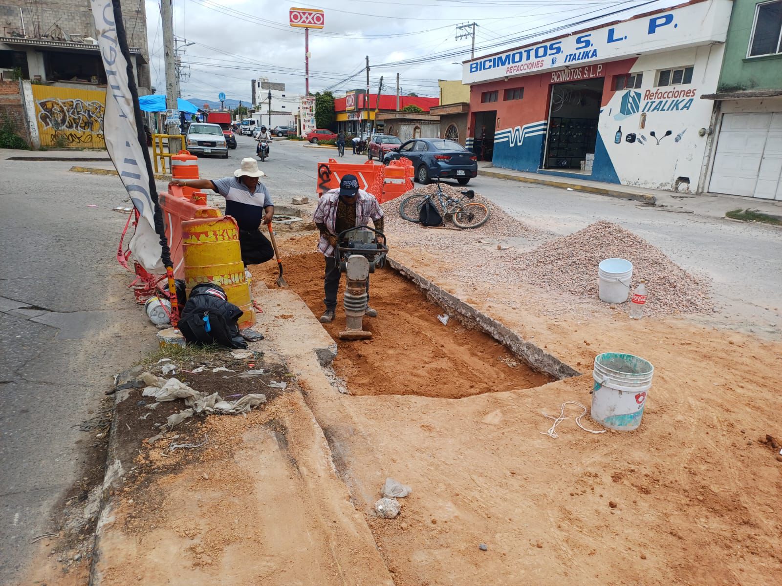 Interapas atiende socavón en avenida Adolfo López Mateos
