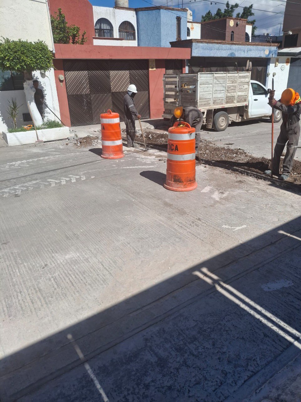 Empresa de gas causa fuga de agua al realizar trabajos sin autorización; llama Interapas a denunciar estas prácticas