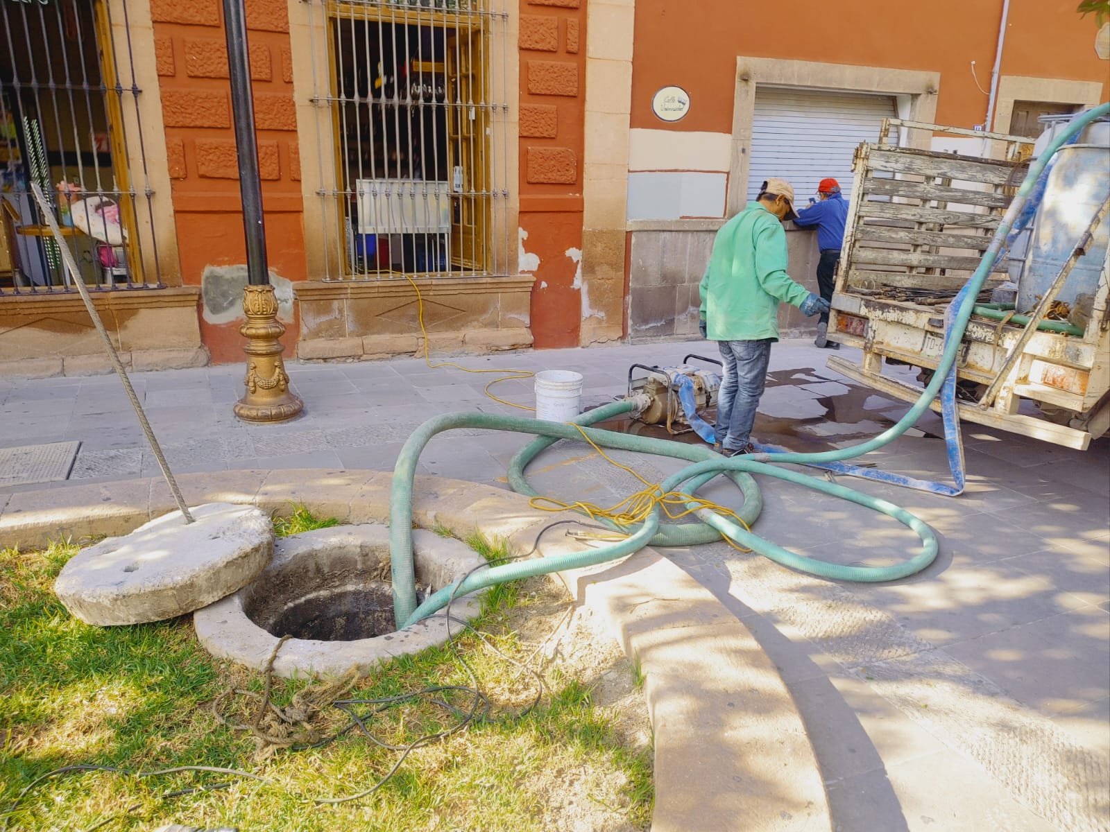 Interapas realiza limpieza de drenaje en el callejón de San Francisco