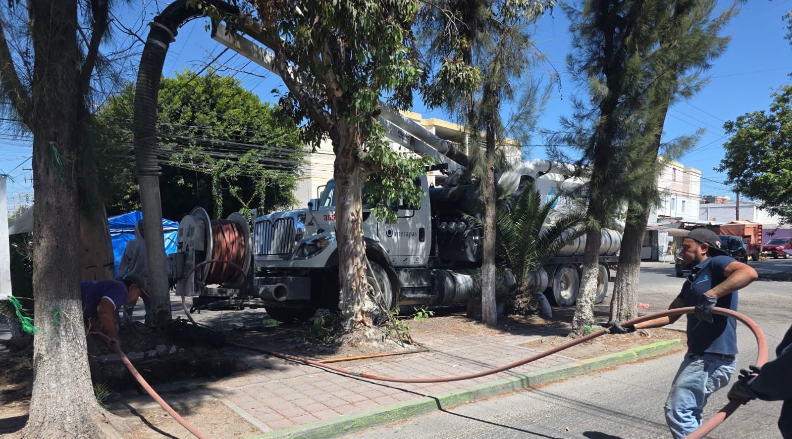 Interapas retira kilos de basura que ocasionaban fuga de aguas residuales sobre la avenida Valentín Amador