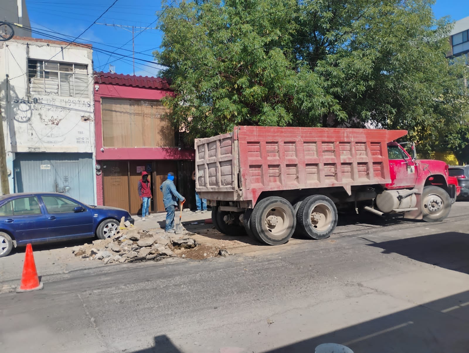 Interapas mejora servicio sanitario en Mariano Otero y restituye pavimento