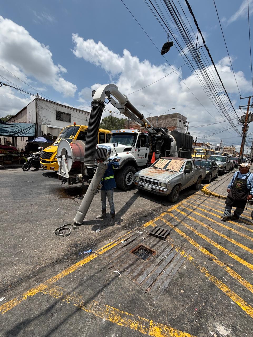 INTERAPAS mantiene desazolve preventivo de drenajes: se retiraron 70 toneladas de residuos en julio