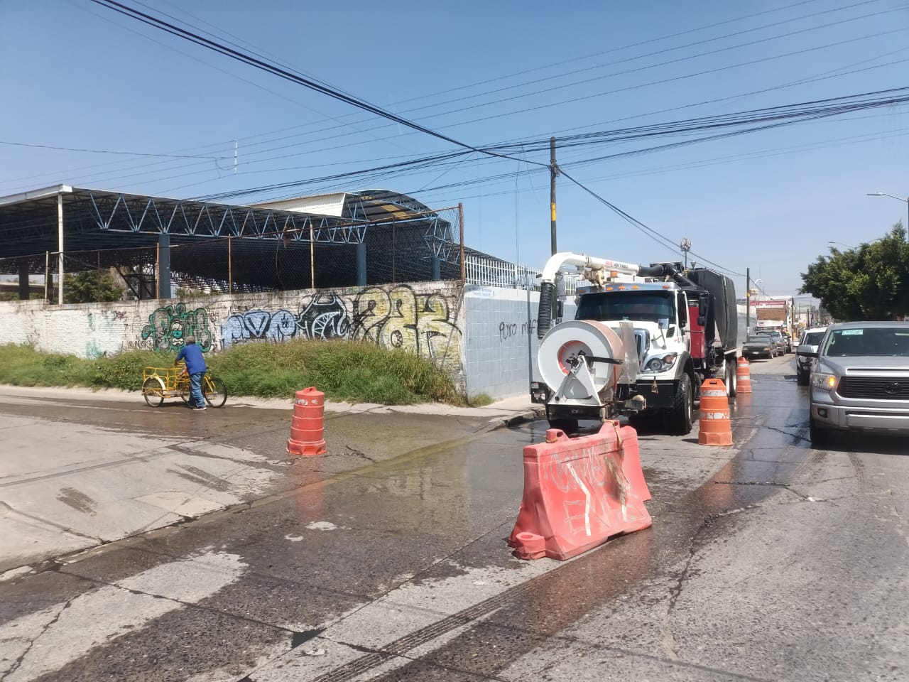 Interapas retira más de 300 kilos de basura del drenaje en la colonia Simón Díaz