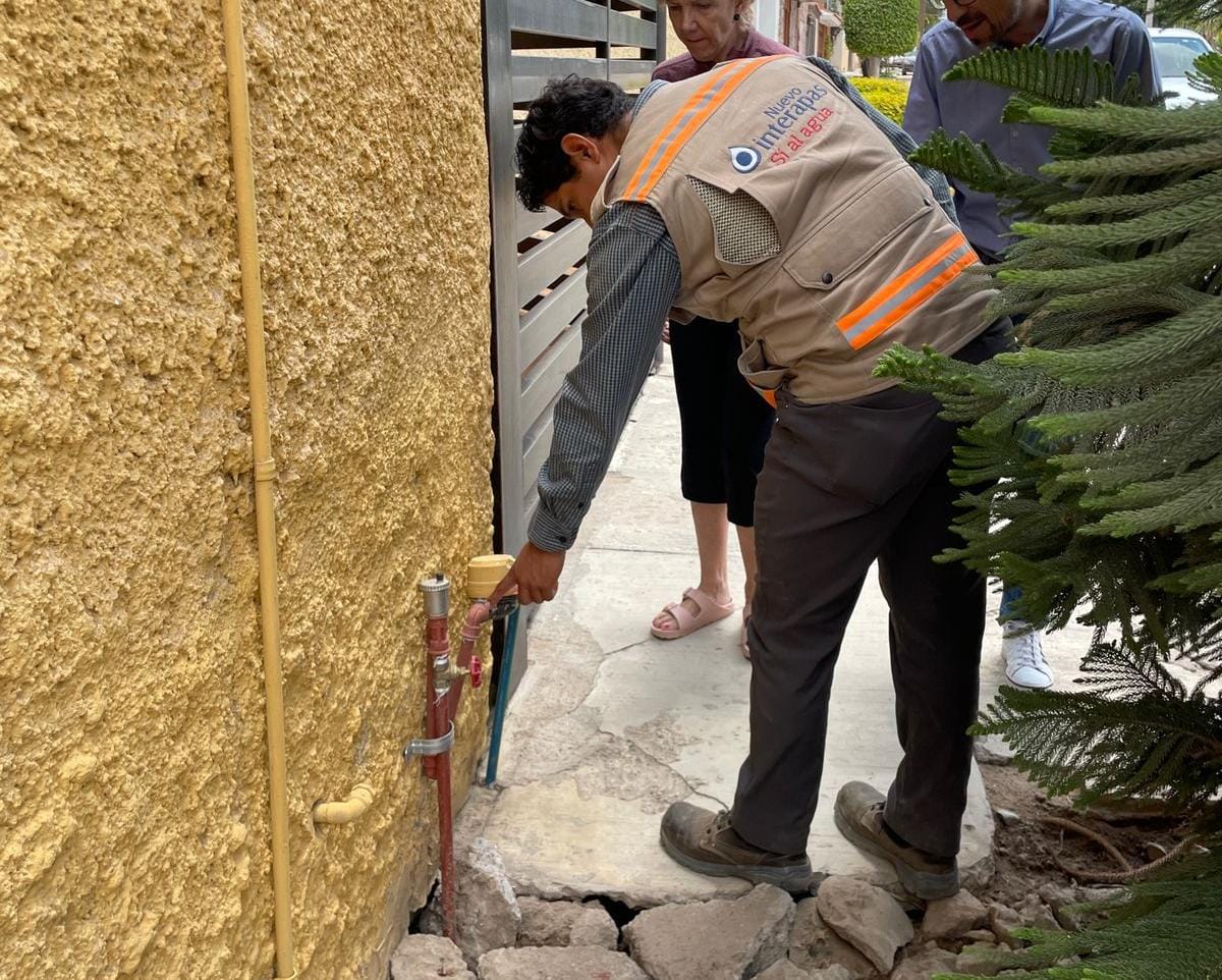 Interapas garantiza calidad del agua en calle Montes Blancos, tras renovación de red de agua potable
