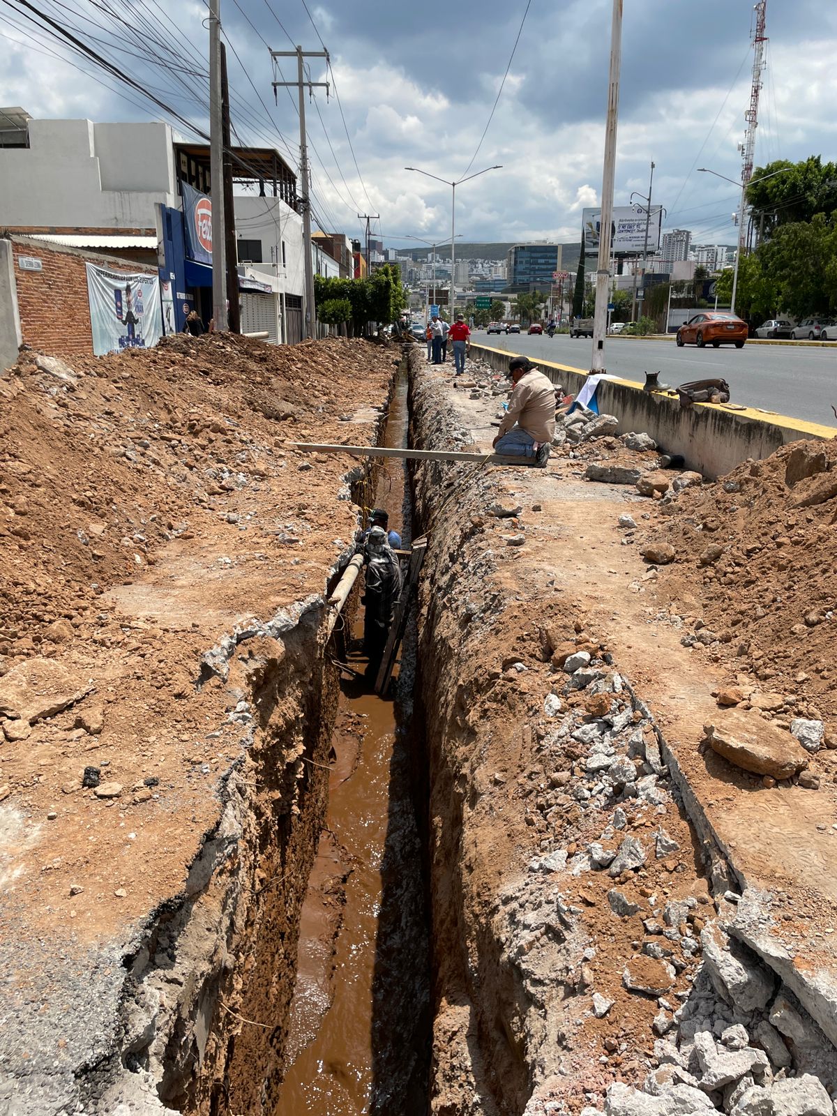 Interapas trabaja en la reparación de colapso en avenida Sierra Leona.