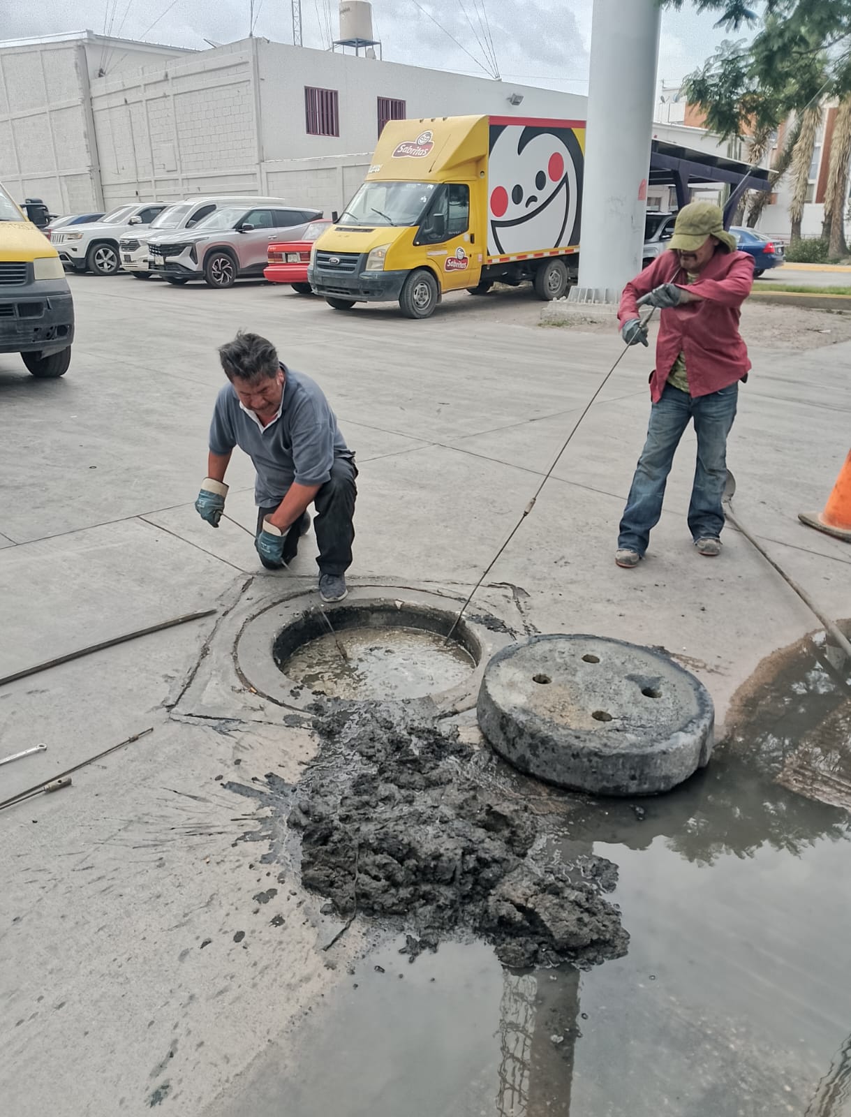 Interapas atiende fuga de drenaje en Acceso Norte