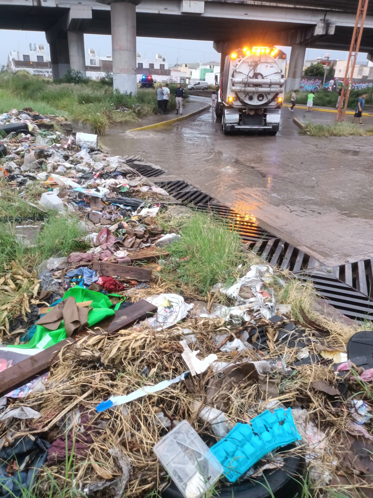 Interapas retira grandes cantidades de basura en El Aguaje tras lluvias