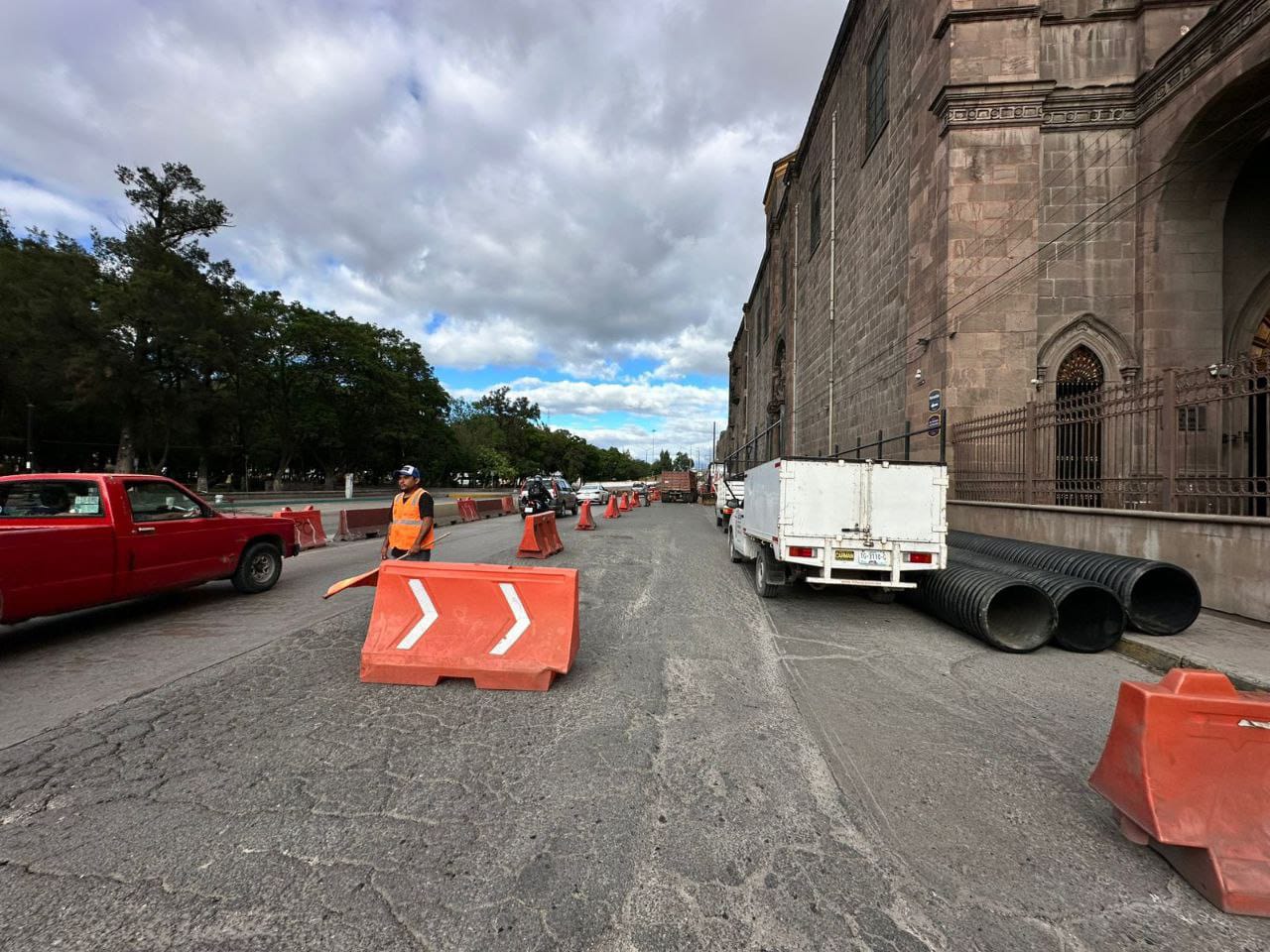 Interapas interviene drenaje a un costado de la Alameda