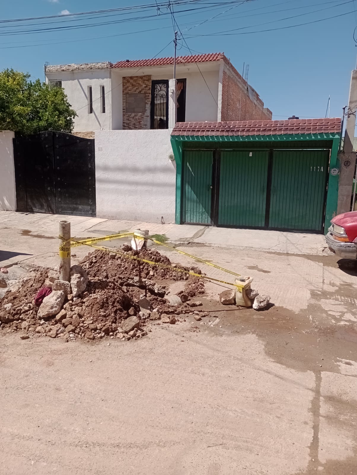 Interapas interviene línea de agua en la colonia Villa Alborada