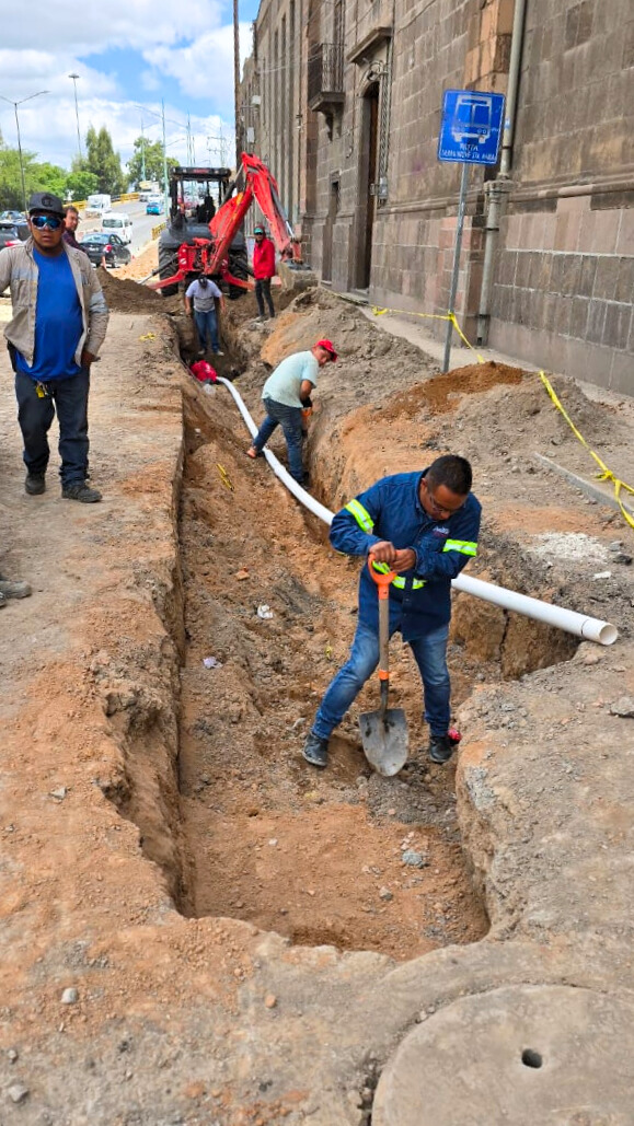 Interapas rehabilita redes de agua y drenaje en Avenida Universidad
