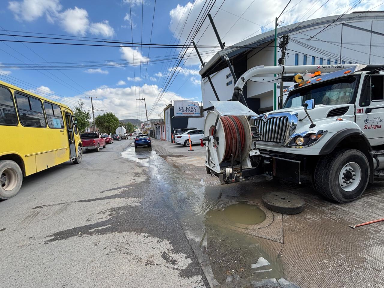 Basura ocasiona taponamiento en la colonia Tepeyac; Interapas libera red sanitaria