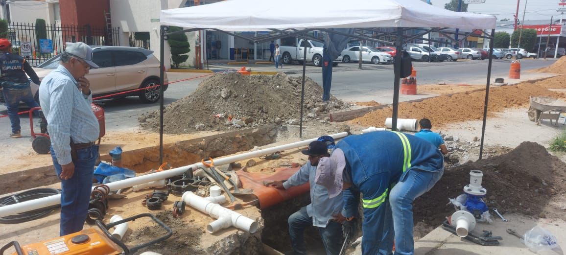 INTERAPAS restablece suministro de agua en Privadas de la colonia Alborada de Tequisquiapan.