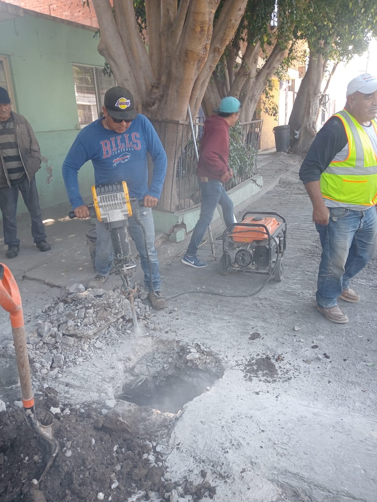 Interapas retira raíces que obstruían red de agua en la colonia Las Piedras